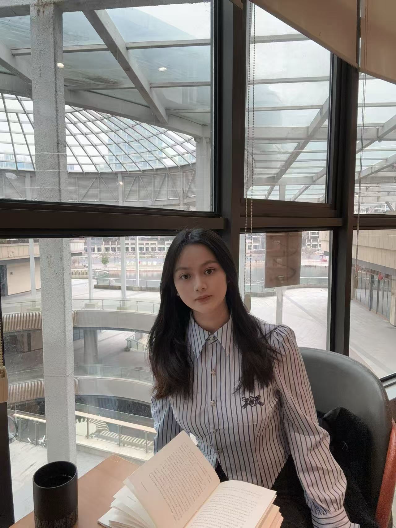 yujuan 的照片：窗边阅读的女子